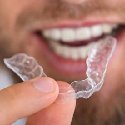 Nuestros expertos en ATM son los encargados de realizar el diagnóstico de cada paciente ante los primeros indicios y determinar el tratamiento más adecuado. En función del desgaste apreciado y la gravedad del cuadro clínico, el dentista podrá determinar si lo más indicado es una férula de descarga (hecha a medida de la dentición del paciente para el uso nocturno con la que se consigue relajar la articulación temporomandibular) o si es necesaria una rehabilitación protésica para recuperar la posición articular idónea.