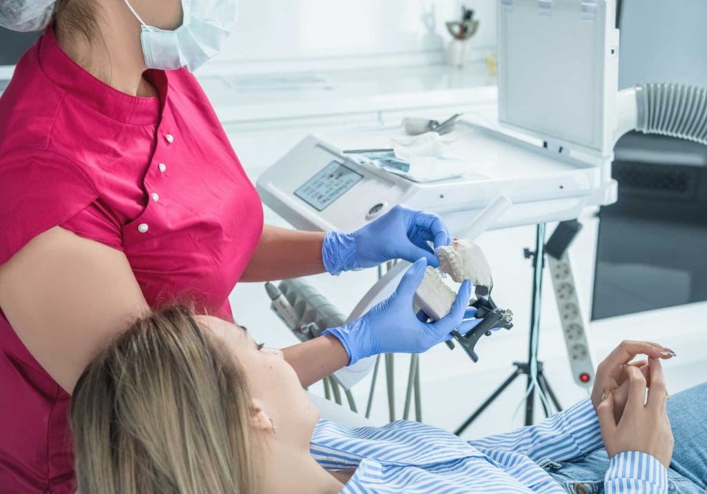 Nuestros expertos en ATM son los encargados de realizar el diagnóstico de cada paciente ante los primeros indicios y determinar el tratamiento más adecuado. En función del desgaste apreciado y la gravedad del cuadro clínico, el dentista podrá determinar si lo más indicado es una férula de descarga (hecha a medida de la dentición del paciente para el uso nocturno con la que se consigue relajar la articulación temporomandibular) o si es necesaria una rehabilitación protésica para recuperar la posición articular idónea.