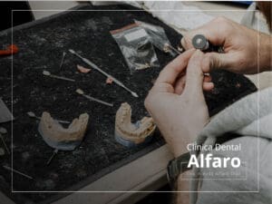 Compostura de prótesis